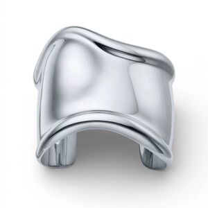 Tiffany & Co. Elsa Peretti®
Medium Bone Cuff in Sterling Silver